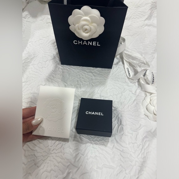 Chanel
CC earrings
worn only once
Gold, Metal - Picture 8 of 8